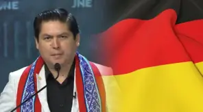 El insólito saludo en alemán del candidato Herbert Caller que llegó en mototaxi al debate (VIDEO)